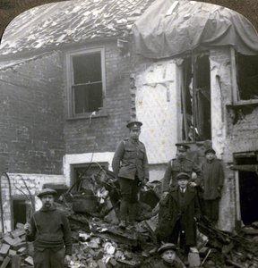Vernieling veroorzaakt door Duitse Zeppelin-bommen, Eerste Wereldoorlog, 1914-1918 door Realistic Travels Publishers