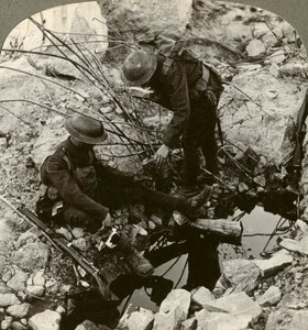 Water geven aan een gewonde kameraad, Hooge, Ieper, België, Eerste Wereldoorlog, 1914-1918