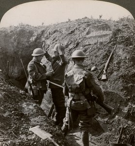 Ondervraging van een Duitse gevangene om informatie te verkrijgen, Eerste Wereldoorlog, 1914-1918 door Realistic Travels Publishers