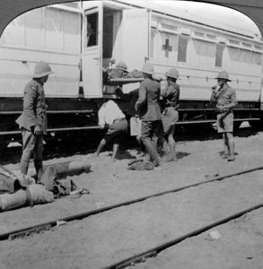 Gewonde soldaten op een hospitaaltrein laden, Oost-Afrika, Eerste Wereldoorlog, 1914-1918 door Realistic Travels Publishers
