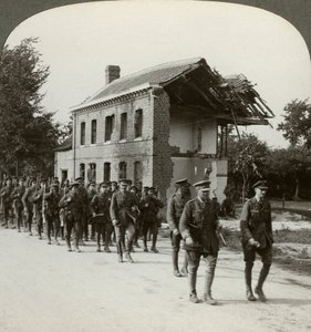 Londense Territorials op mars, La Bassee Road, Noord-Frankrijk, Eerste Wereldoorlog