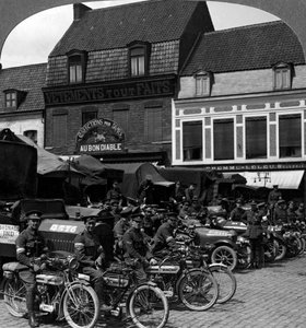 Vrachtwagens en motorfietsen van het Indian Army Corps, Merville, Frankrijk, Eerste Wereldoorlog, 1914-1918