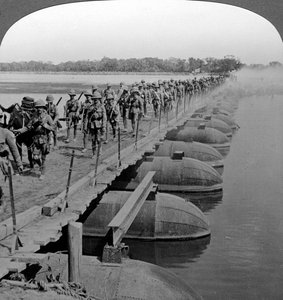 Machinegeweersectie en infanterie die een pontonbrug oversteken, Eerste Wereldoorlog, 1914-1918