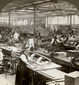Plaatwerkers in een vliegtuigfabriek, Eerste Wereldoorlog door Realistic Travels Publishers