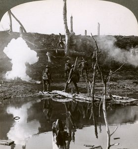 Soldaten steken de rivier Ancre over, Slag om de Somme, Frankrijk, Eerste Wereldoorlog, 1916