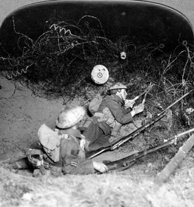 Soldaten snijden door prikkeldraadverdedigingen, Oppy, Frankrijk, Eerste Wereldoorlog, 1914-1918