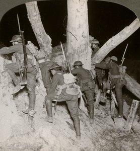 Soldaten verlaten een loopgraaf voor een nachtelijke aanval bij Messines, België, Eerste Wereldoorlog, 1914-1918