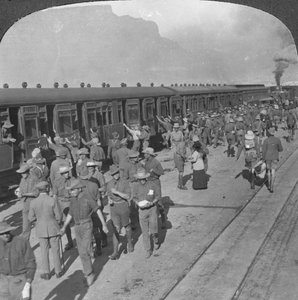 Soldaten van de Wiltshire Rifles stappen in een trein, Kaapstad, Zuid-Afrika, Eerste Wereldoorlog, c1915 door Realistic Travels Publishers