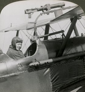 Sopwith Scout met fotografisch geweer gemonteerd op de bovenste vleugel, Eerste Wereldoorlog door Realistic Travels Publishers