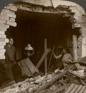 De schade veroorzaakt door een Duitse Zeppelin bom, Eerste Wereldoorlog, 1914-1918 door Realistic Travels Publishers