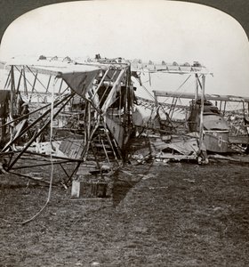Wrak van een Duitse bommenwerper die probeerde door de luchtafweer te breken, Eerste Wereldoorlog, 1914-1918 door Realistic Travels Publishers