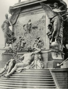 Berlijn, monument Kaiser Wilhelm I., sokkel door Reinhold Begas