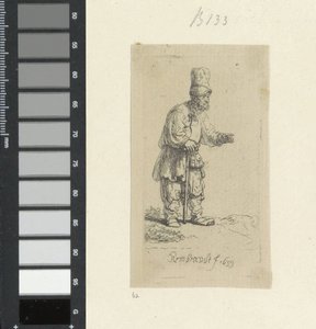 Staande boer met hoog hoofddeksel, leunend op een stok door Rembrandt van Rijn
