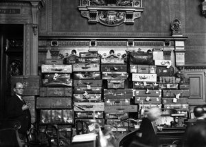 Proces tegen dokter Marcel Petiot (seriemoordenaar) maart 1946 : Marcel Petiot in de beklaagdenbank, op de achtergrond de koffers en koffers waarin hij de waardevolle spullen stopte die hij van zijn slachtoffers stal) door René Saint Paul