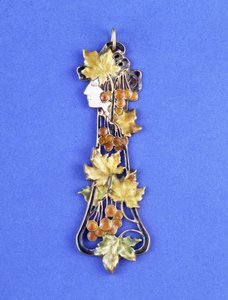 Een Lalique hanger, gevormd als een Art Nouveau meisjeshoofd in profiel, ca.1900 door Rene Jules Lalique