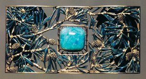 Adelaar tussen de dennen, gouden, opaal en geëmailleerde hanger door Rene Jules Lalique