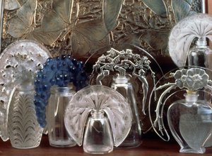 Parfumflacon in glas door Rene Jules Lalique