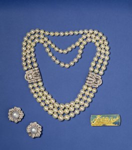Selectie van Pareljuwelen: Drierrijige Parelketting met Diamanten Clips; Boutonvormige Zuidzeekweekpareloorbellen; Gouden en Emaille Broche door Lalique, ca.1900