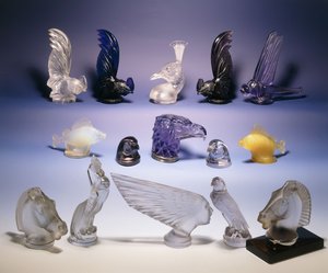 Verschillende glazen automascottes (van vogels, vissen, paarden en een mensenhoofd) door Rene Jules Lalique