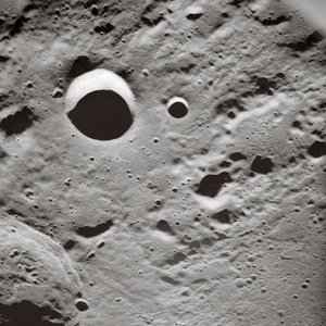 Lange schaduwen op het maanoppervlak door John Pardon
