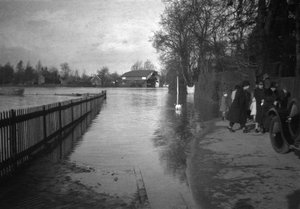 De overstroomde rivier de Theems door John Pardon