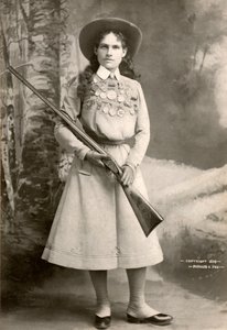 Annie Oakley met een geweer door Richard Kyle Fox