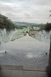 Chatsworth House vanaf de top van de Cascade, Derbyshire, c1980s door Richard Williams