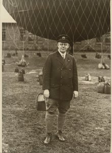 [Portret van een ballonvaarder]. door Robert Petschow