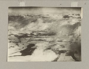 [Blik door de wolken].