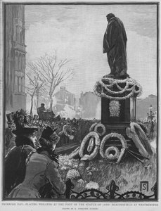 Kransen leggen aan de voet van het standbeeld van de Engelse staatsman Benjamin Disraeli op Primrose Day, de verjaardag van zijn dood, Westminster, Londen