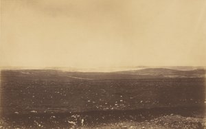 Gezicht op Sebastopol in de verte met de lijnen van Gordons Batterij. door Roger Fenton