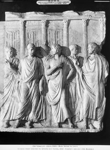 Een groep senatoren buiten de Tempel van Jupiter