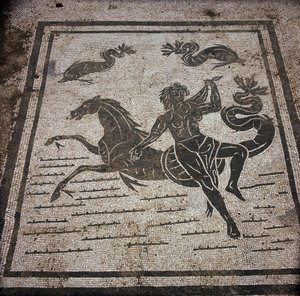 Oud Ostia. Plaats des Corporations. Mozaïek van de Sabratha Zeelieden Corporatie. Een nimf en een zeepaard. door Roman