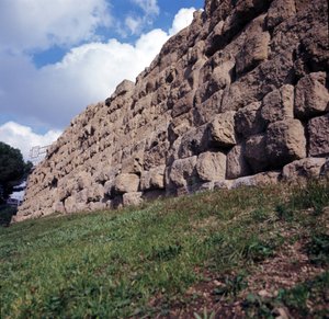 Oud Rome, archaïsche periode: uitzicht op de ruïnes van de Servische muur, eerste omheining van de stad Rome, gebouwd door koning Servius Tullius. 6e eeuw v.Chr. Italië door Roman