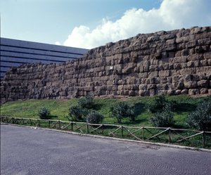 Oud Rome, archaïsche periode: uitzicht op de ruïnes van de Servische muur, eerste omheining van de stad Rome, gebouwd onder koning Servius Tullius door Roman