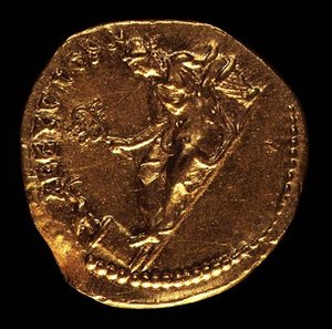 Aureus (achterzijde) geslagen door Hadrianus (AD 117-AD 138) met afbeelding van AEGYPTOS (Egypte) liggend naar links. Inscriptie: AEGYPTOS