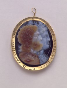Camee, met afbeeldingen van Serapis en Isis, in 16e-eeuws gouden frame met de namen van Marcus Antoninius en zijn vrouw Faustina (sardonyx)