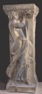 Versierde stenen pilaar met een bacchante die een dubbele fluit speelt, kopie van een Hellenistisch origineel uit Thessaloniki door Roman