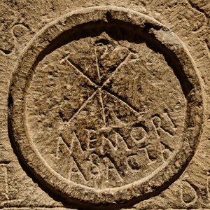 Detail van een altaarsteen die een afkorting voor de naam van Jezus Christus uitbeeldt, Noord-Afrika, c.4e eeuw n.Chr. door Roman