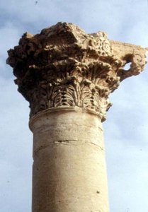 Detail van een Korinthische zuil en kapiteel, Romeins, 2e eeuw door Roman