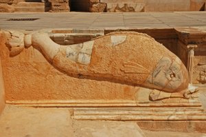 Dolfijnsnijwerk, bas-reliëf op het proscenium van het Romeinse theater, Sabratha, Libië, 2e eeuw na Christus door Roman
