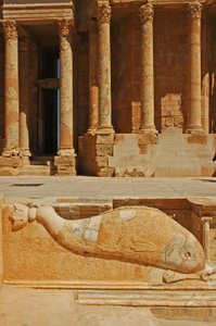 Dolfijnsnijwerk voor het podium, Sabratha, Libië, c.190 n.Chr. door Roman