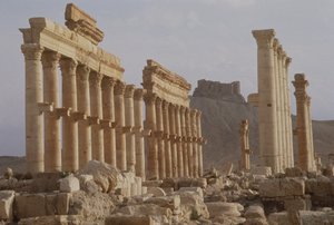 Oudste deel van de zuilengalerij die de hoofdas van de stad vormt, leidend naar Qalaat Ibn Maan, een 17e-eeuws Arabisch kasteel, gebouwd in de eerste helft van de 2e eeuw door Roman