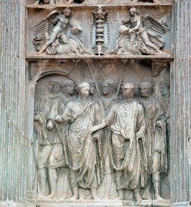 Keizer Trajanus gaat naar het forum bij zijn terugkeer uit Germania in 99 n.Chr. door de Praefectus Urbis, prefect van Rome. Laag reliëf. Benevento, Arco Traianeo
