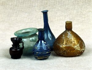 Glazen flessen en flesjes met parfums, balsems en zalven. Romeinse periode. 1e eeuw na Christus