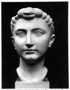 Hoofd van Julia (39 v.Chr.-14 n.Chr.), dochter van keizer Augustus (marmer) (zw/w foto) door Roman