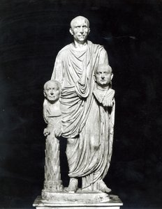 Lucius Junius Brutus met bustes van zijn voorouders (marmer) door Roman