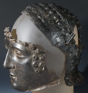 Paradehelm en gezichtsmasker, van de Romeinse site in Newstead, Melrose, laat 1e eeuw na Christus