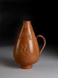 Piriforme kruik met aangebrachte decoratie van luipaard of cheeta die een veroordeelde aanvalt, dronken Pan die een maenade verkracht