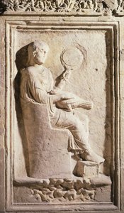 Reliëf met een Romeinse dame met een spiegel door Roman